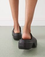 Изображение 2 Crocs Stomp stacked женские шлепки черные, пляжные шлепки, домашние тапочки