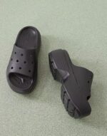 Изображение 3 Crocs Stomp stacked женские шлепки черные, пляжные шлепки, домашние тапочки